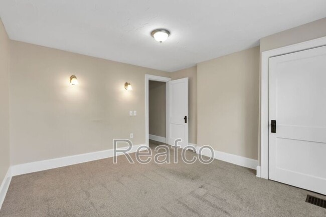 Building Photo - 463 Reinhard Ave