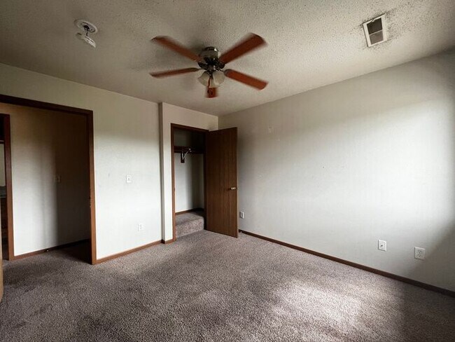 Building Photo - $825 | 2 Bedroom, 1 Bathroom Apartment | N...