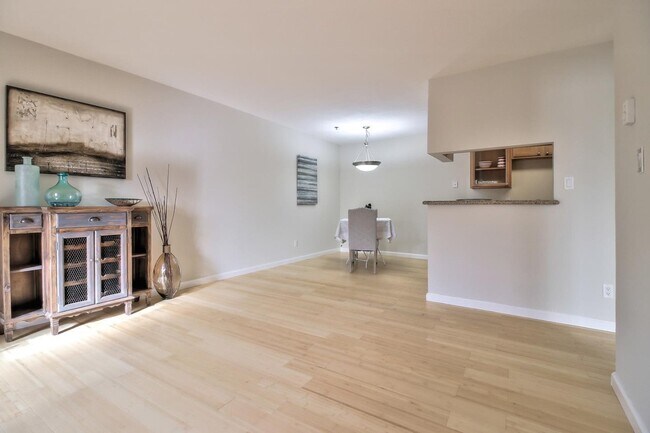 Building Photo - 880 E Fremont Ave