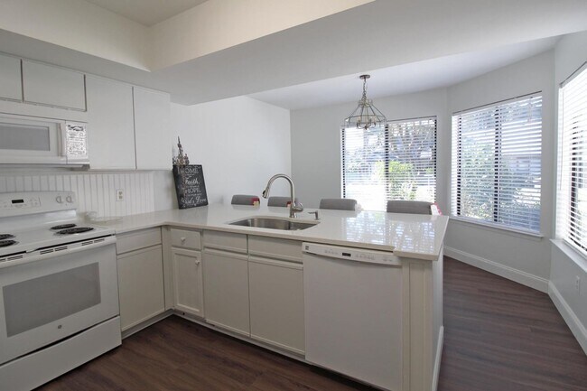 Building Photo - 3 Bedroom Townhouse in Gleneagles Community of Bluewater Bay!