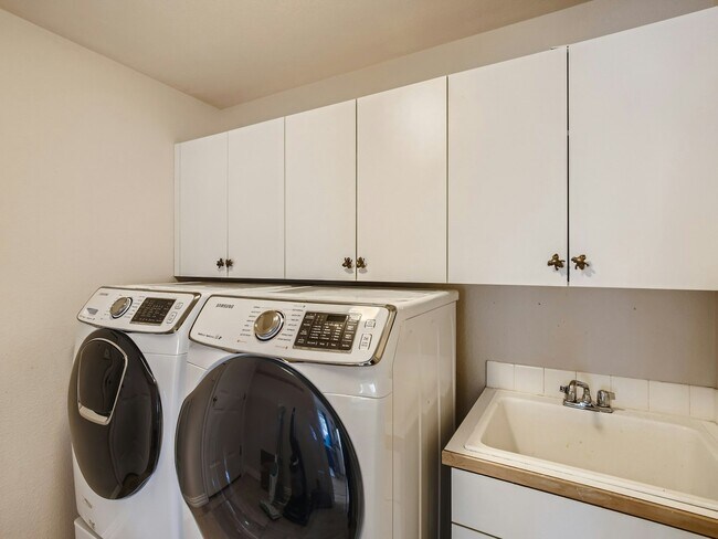Building Photo - 4304 S Hampton Cir