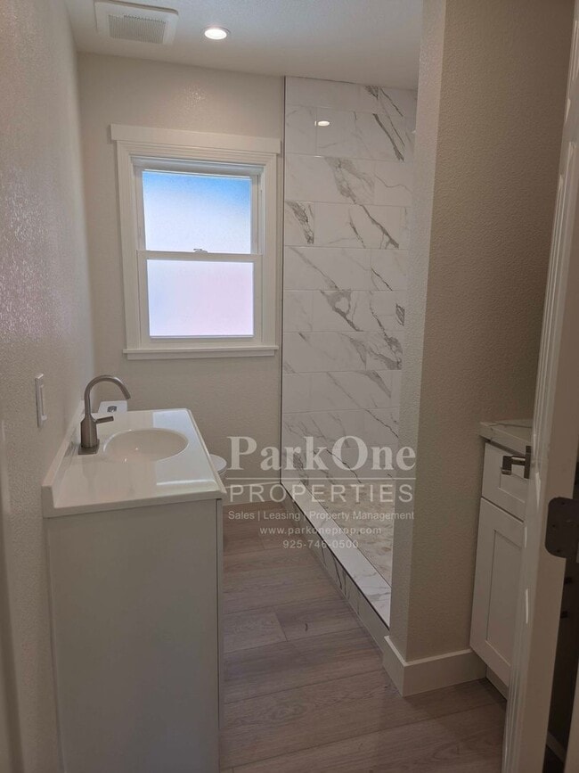 Building Photo - Super Cute and Updated Cottage near Downtown