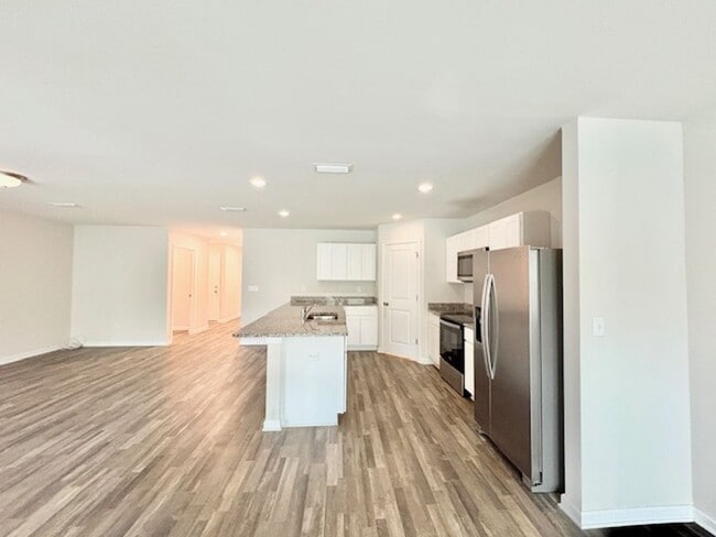 Building Photo - 462 Whispering Creek Ave