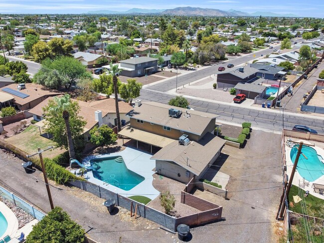 Building Photo - 6 Bedrooms, 3 Bath,  Pool CLOSE TO ASU (Rural & Broadway)