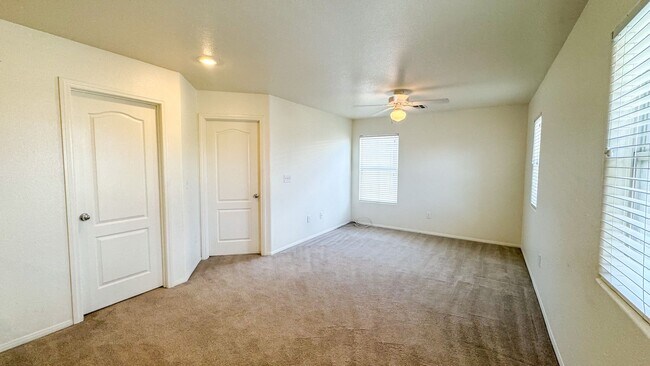 Building Photo - Spacious 3-Bed + Loft & Den | Granite Coun...