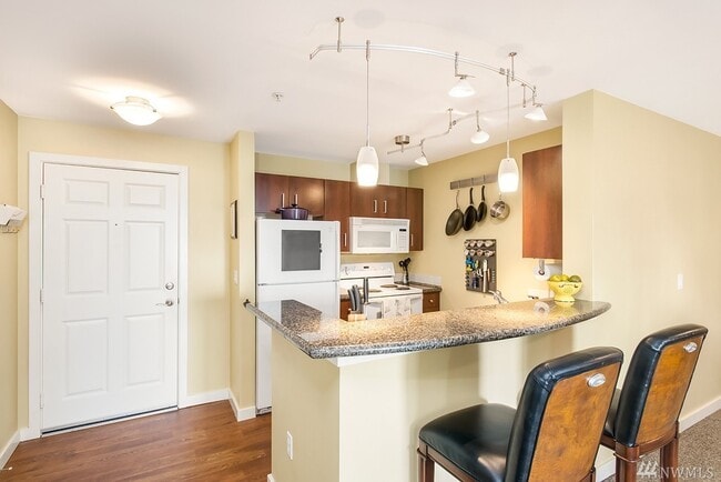 Building Photo - 108 5th Ave S