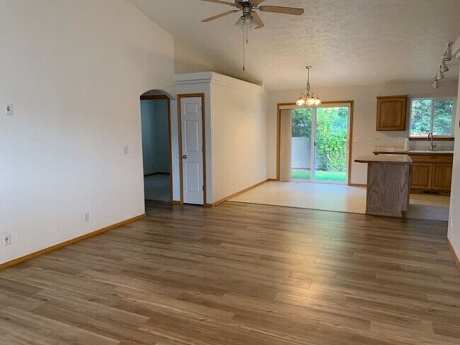Building Photo - Broadmoore Estates!