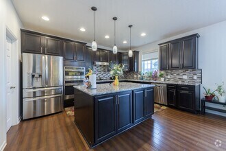 Building Photo - Rare 5 bed home in the heart of apple vall...