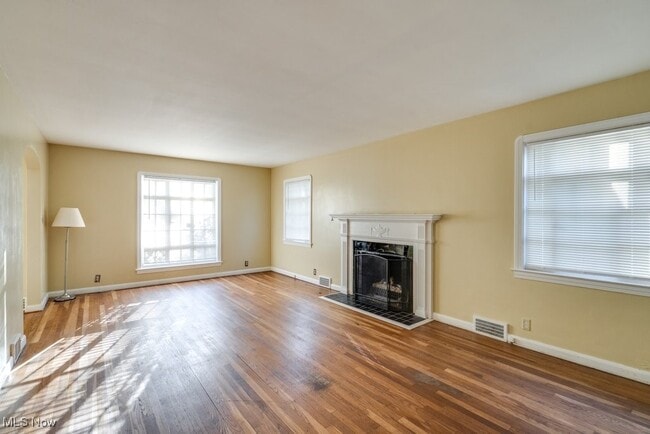 Building Photo - 630 Mineola Ave