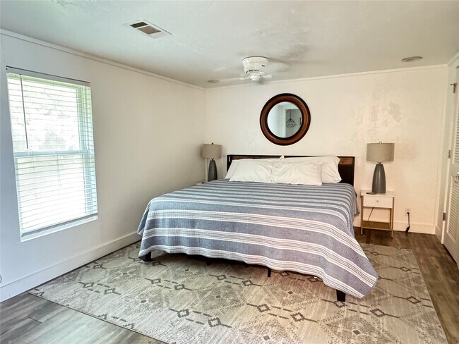 Building Photo - 879 Christmas Rd