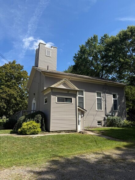 Side door Unit A - 5782 Chippewa Rd