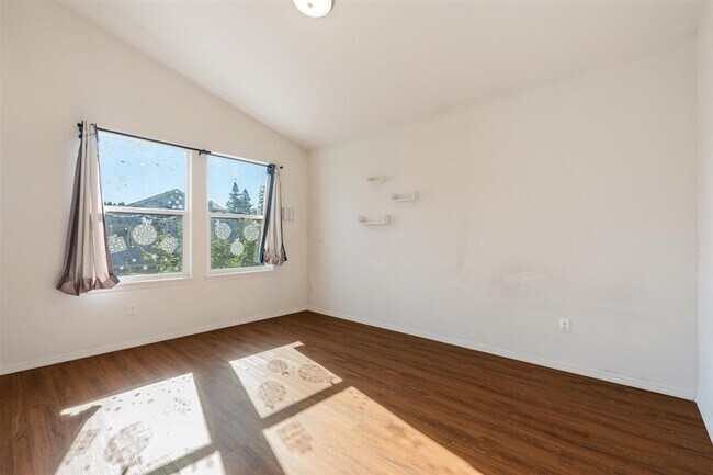 Building Photo - Charming 3 Bedroom 2.5 Bath Condo Available Now!