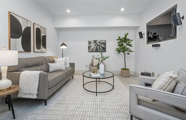 Building Photo - 619 SW Foresta Ter