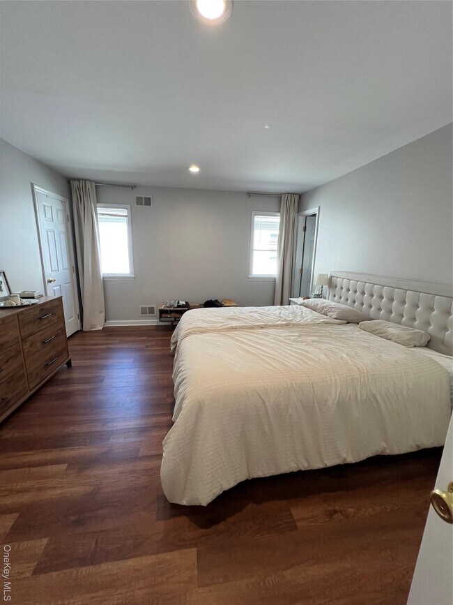 Building Photo - 31 B Marwood Rd N