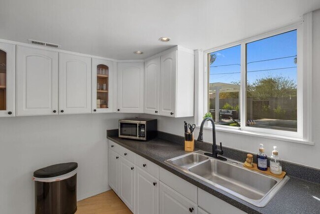 Building Photo - COMING SOON! Fully Furnished 3 Bedroom 3 Bathroom Home in Old Town Scottsdale