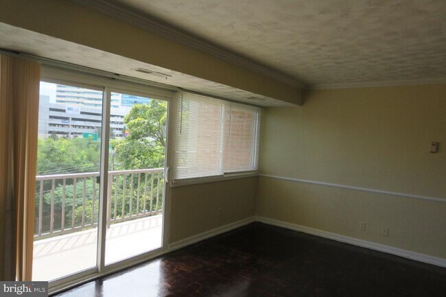 Building Photo - 5801 Quantrell Ave