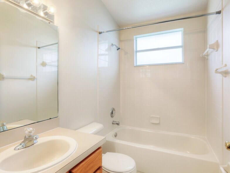 Building Photo - 24622 Volterra Ct