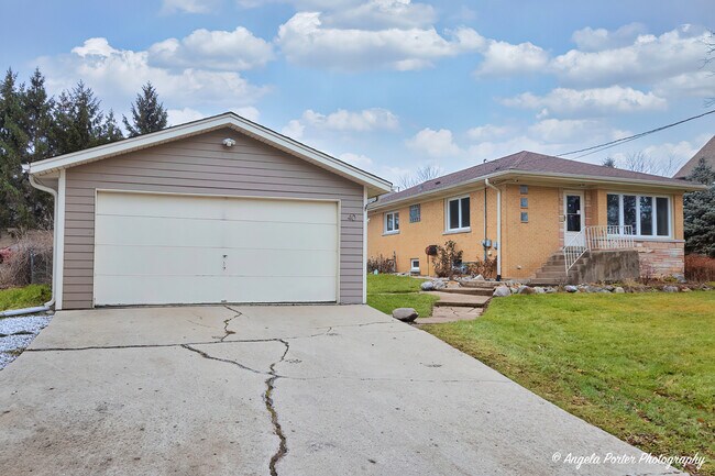 Building Photo - 40 Pine Tree Row