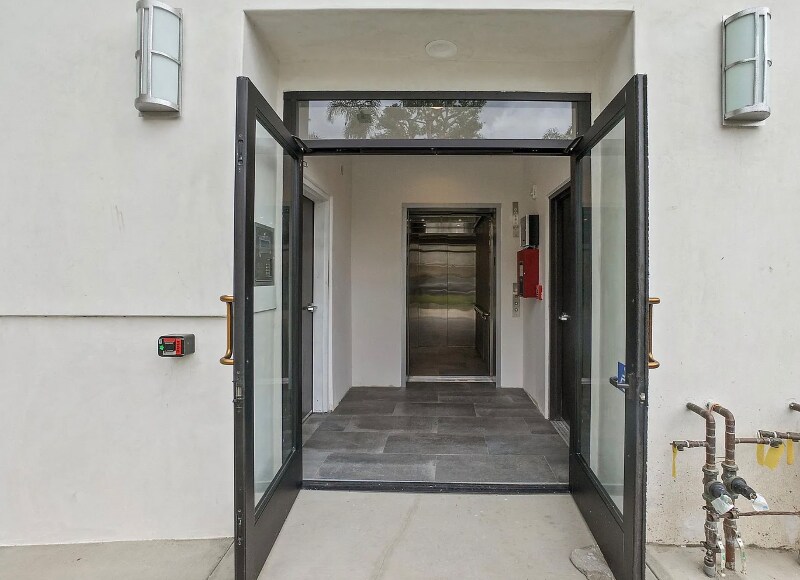 Building Photo - 5432 Hermitage Ave