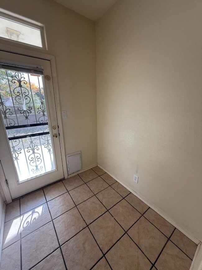 Building Photo - Spacious 3 Bedroom 2 Bathroom and 2 Car Garage in beautiful NE Heights Neighborhood !