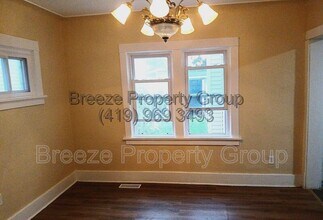 Building Photo - 547 Austin St