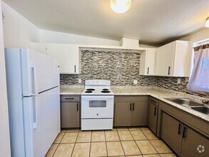 Building Photo - 2bd/1.5 -REMODELED single story with yard