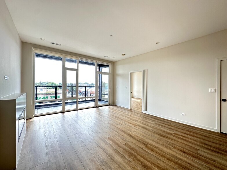 Building Photo - 3215 N Narragansett Ave