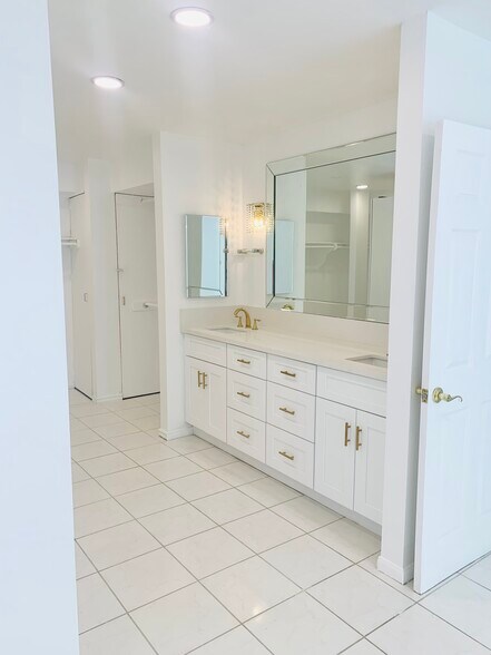 Building Photo - 5301 Balboa Blvd