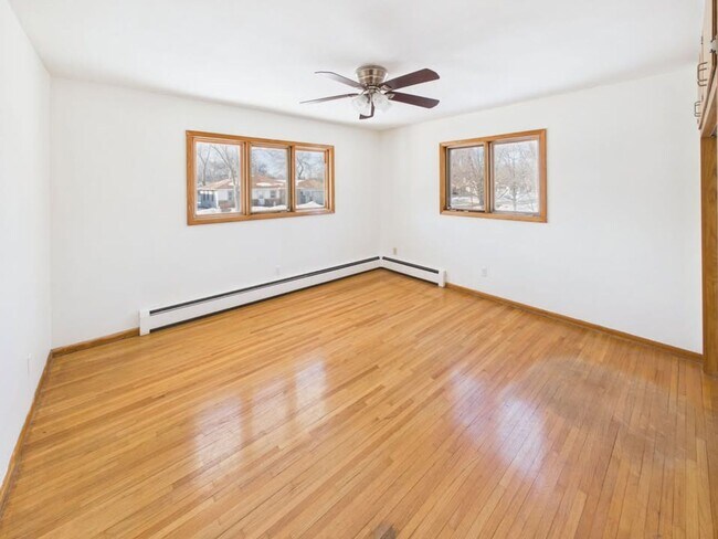 Building Photo - 1004 31st Ave N