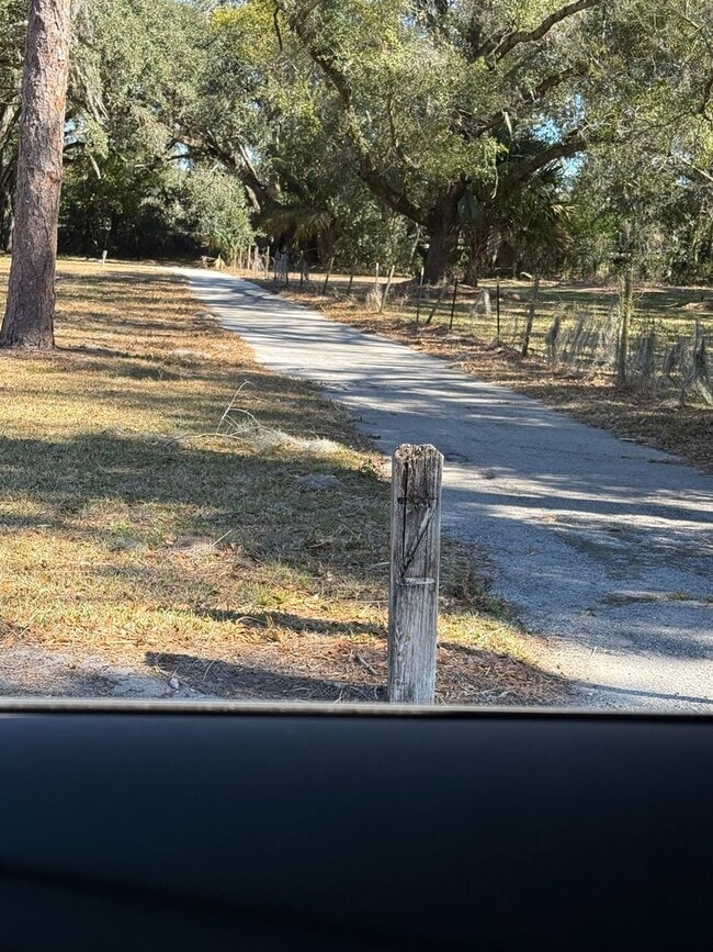 Building Photo - Awesome location and close to a park!