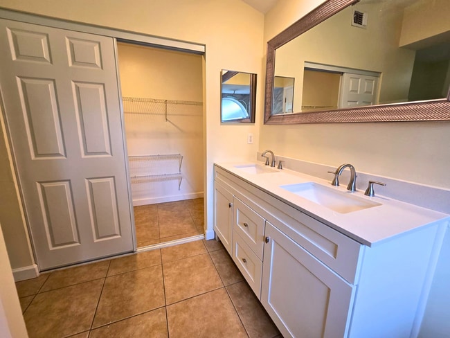 Building Photo - Stunning 3BR/ 2BA Home in The Trails Near UTC