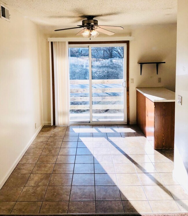 Building Photo - Spacious Apartment!