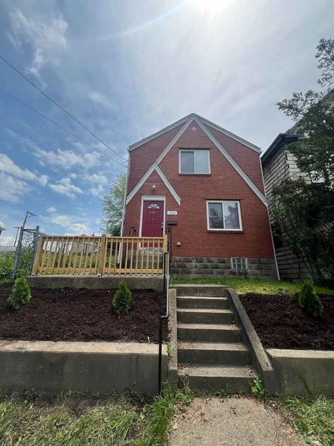Building Photo - Updated 2BR house with off street parking!