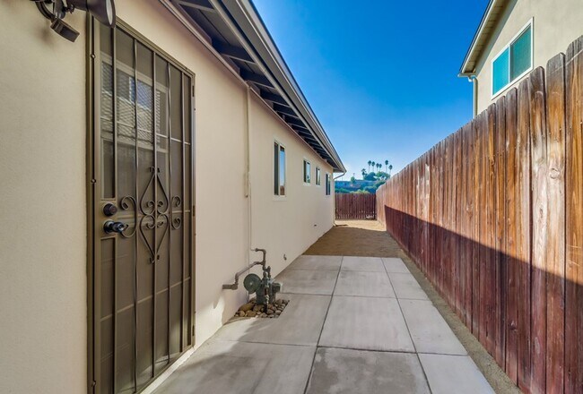 Building Photo - Pristine 4 bedroom, 2 bath, single level h...