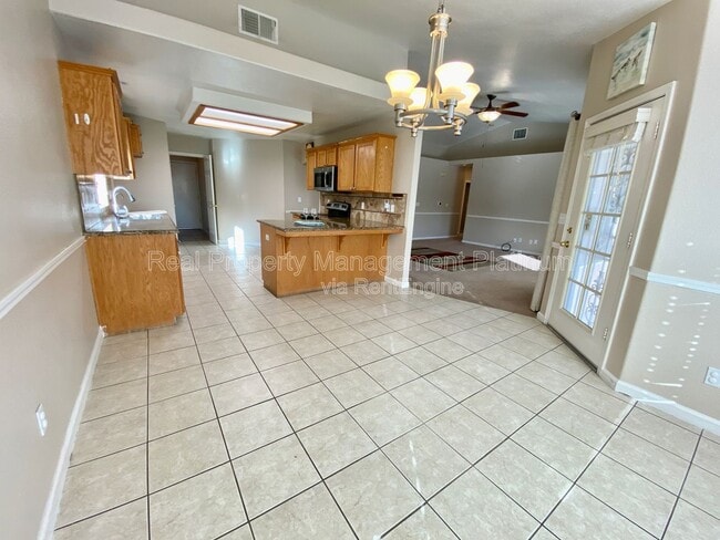 Building Photo - 6684 N Western Ave