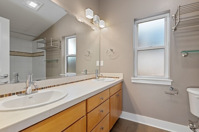 Building Photo - 3Bd/2.5Ba Seattle Townhouse