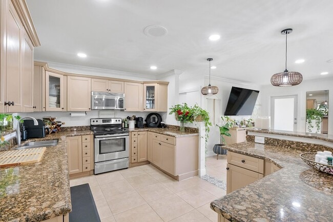 Building Photo - 101 SE 13th St