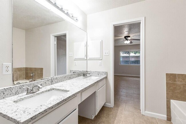 Building Photo - 16103 Purpleridge Ct