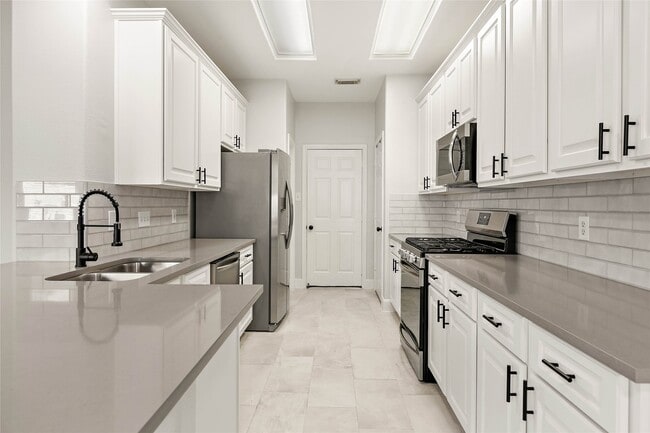 Building Photo - 10 Scenic Brook Ct