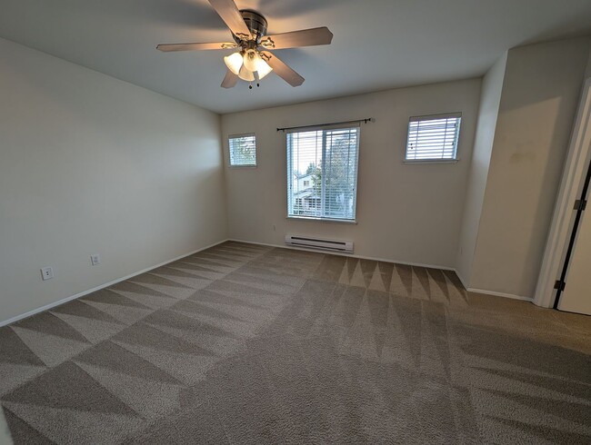 Building Photo - Corner lot 3 bed, 2.5 bath DuPont home!