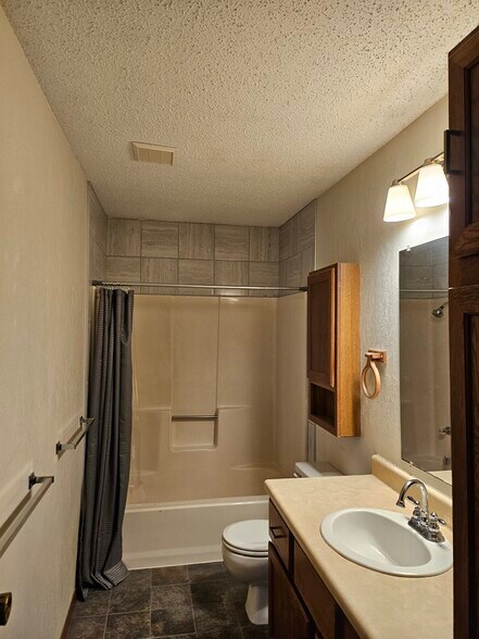 Building Photo - 1006 Emerald Ct