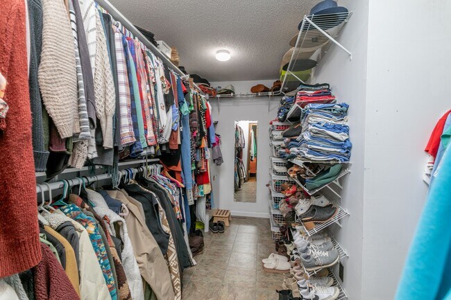 Building Photo - 5 Bed 3 Bath Home