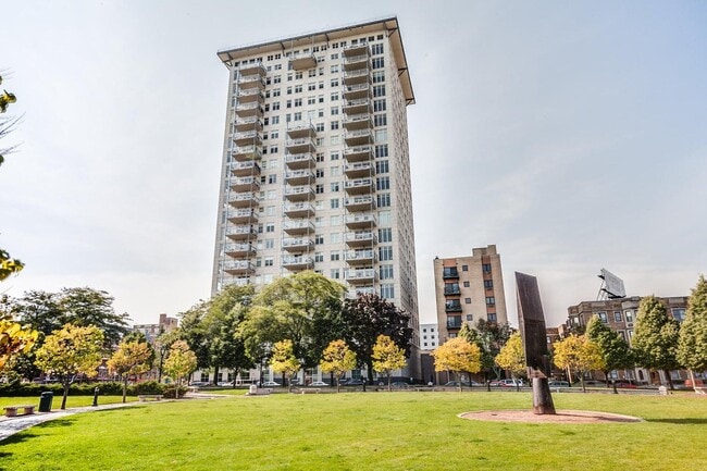 Building Photo - 1313 N Franklin Pl