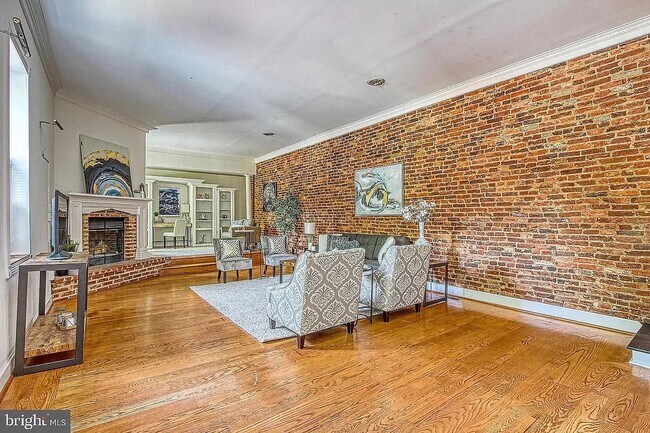 Building Photo - 400 E Cross St