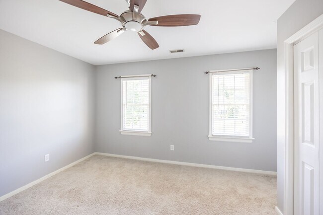 Building Photo - Large 4 Bedroom, 2.5 Bathroom Home in Mech...