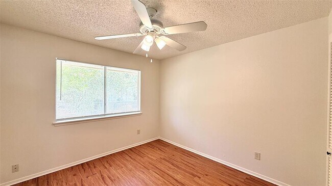 Building Photo - 10105 Oak Hollow Dr