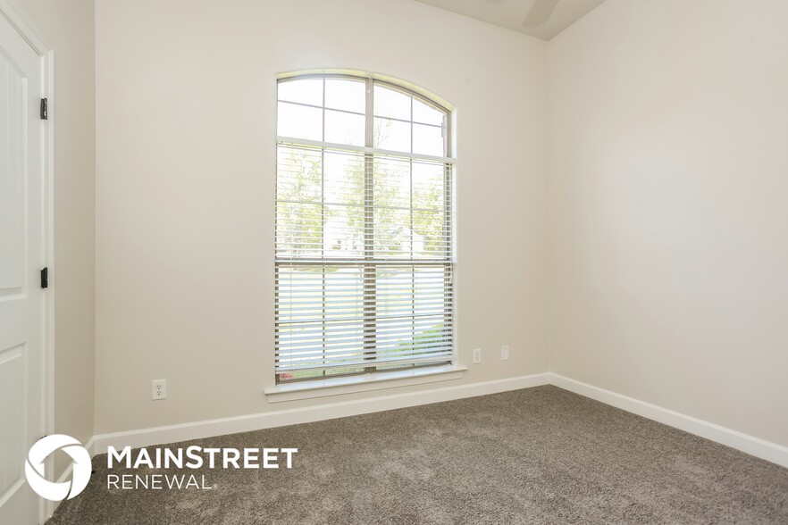 Building Photo - 10105 Cypress Lake Dr