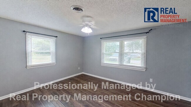 Building Photo - Charming 3 BD/2 BA Home Just 2 Miles from Camp Lejeune Main Gate