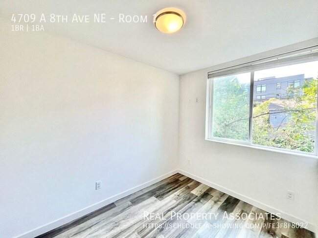 Building Photo - Modern Townhome with ROOMS Available in Un...