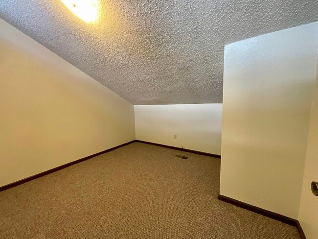 Building Photo - 1411 Hi Cir N